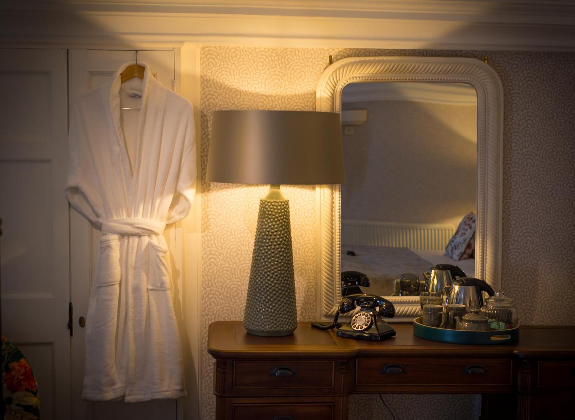 Judge'S Lodging Йорк Екстериор снимка A bathrobe hanging on a door